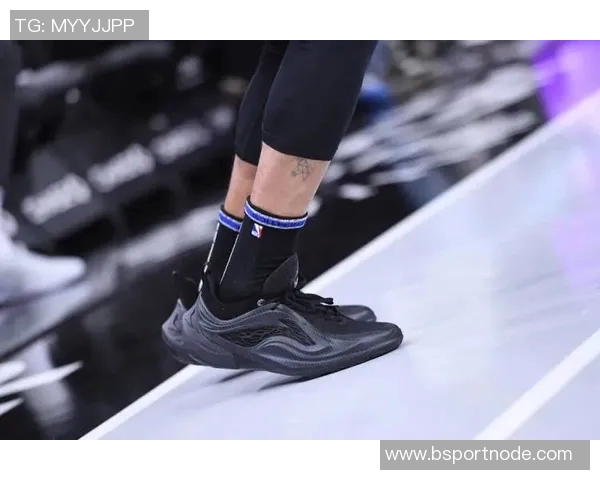 库里穿上李宁蝙蝠侠鞋款引发联手猜测是否将开启新合作篇章 库里穿上李宁蝙蝠侠鞋款引发联手猜测是否将开启新合作篇章