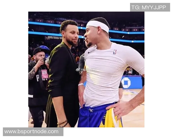 库里虽因伤缺阵但热情与小球迷互动合影展现亲和力 库里虽因伤缺阵但热情与小球迷互动合影展现亲和力