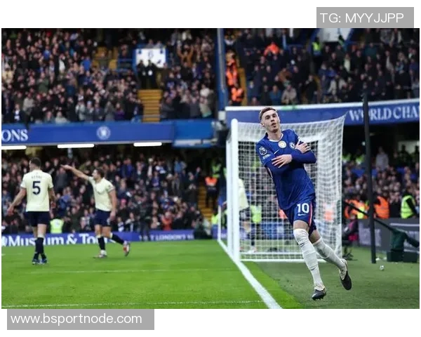 切尔西备战强敌帕尔默训练场重聚埃斯特旺畅谈战术心得