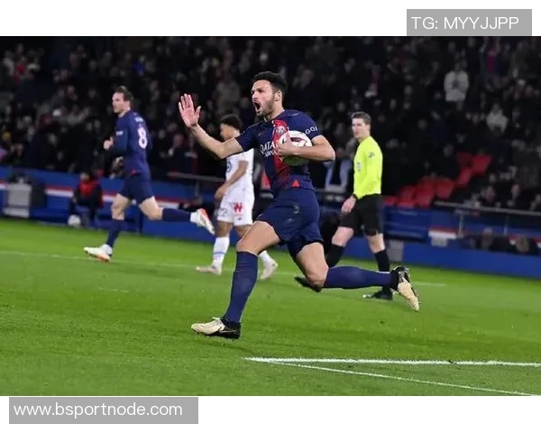 约罗身穿里尔球衣盛装出席里尔对阵巴黎比赛开球仪式