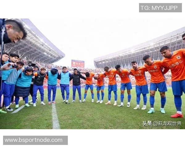 泰山外援瓦科携家人欢庆圣诞节合影留念尽享巴黎美好时光